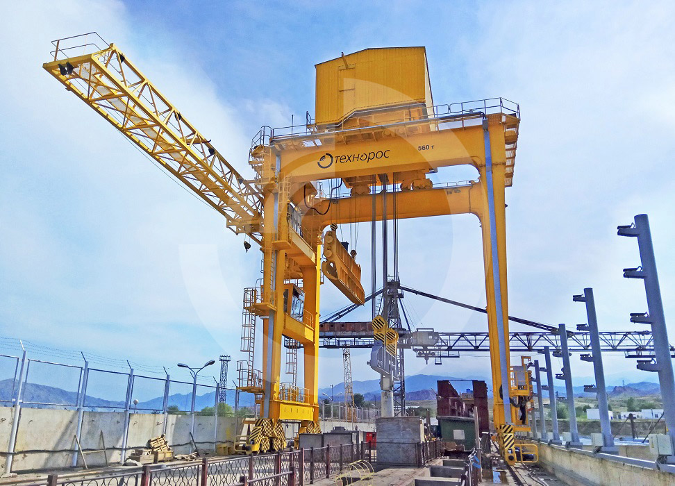 The gantry special crane with 560 t lifting capacity