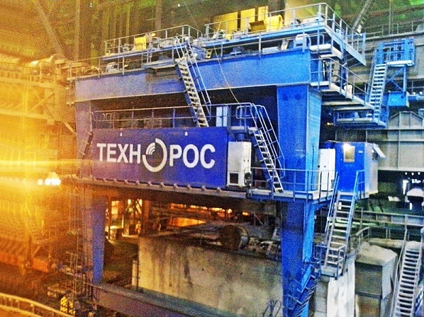 Metallurgical mould charging crane