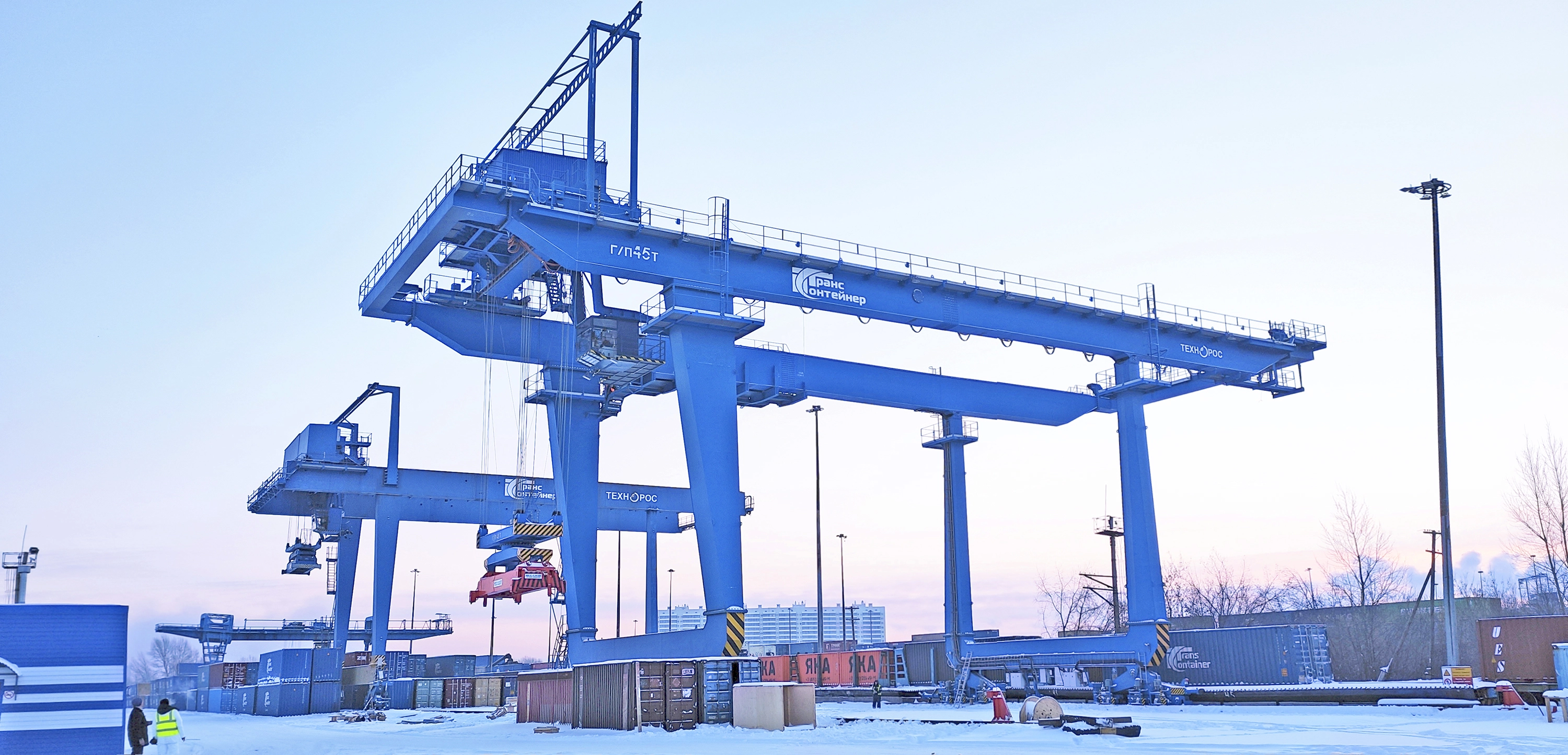 container_crain_2_slaider_3000kh1445-w.webp