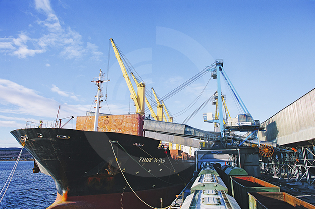 Погрузка судна типа Panamax минеральными удобрениями в порту г.Мурманск
