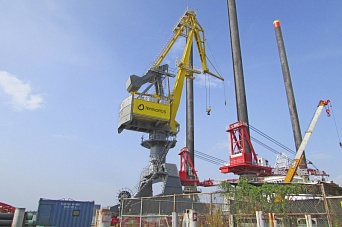 Portal erecting crane