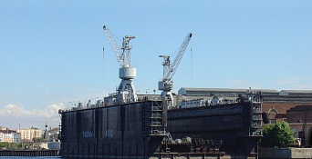 Portal dock crane