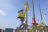 Portal slewing crane ZUBR with articulated jib