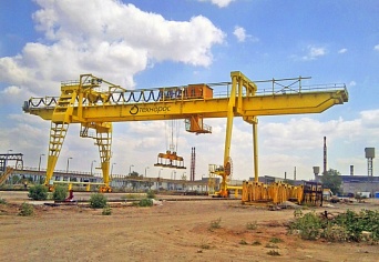 Hook gantry crane with traverse